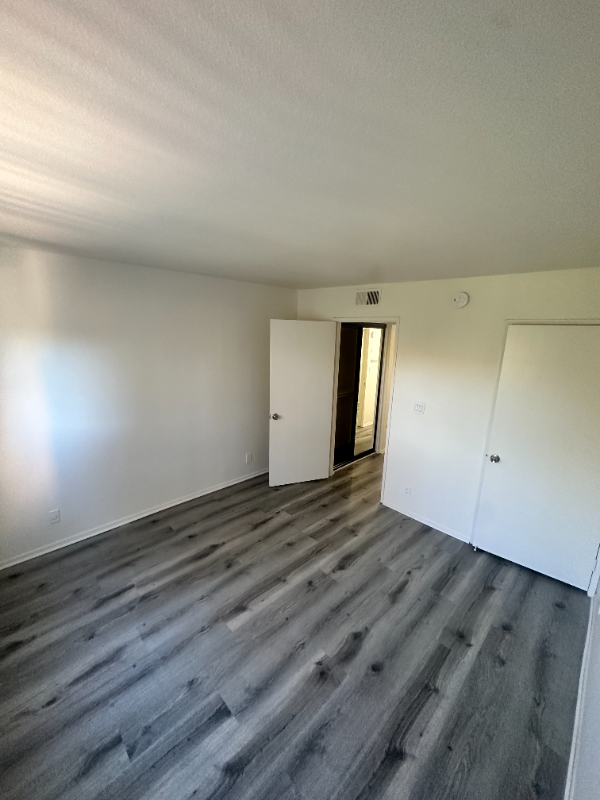 7040 Haskell Ave - Photo 5 of 10