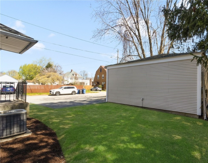 98 Magnolia St - Photo 3 of 7