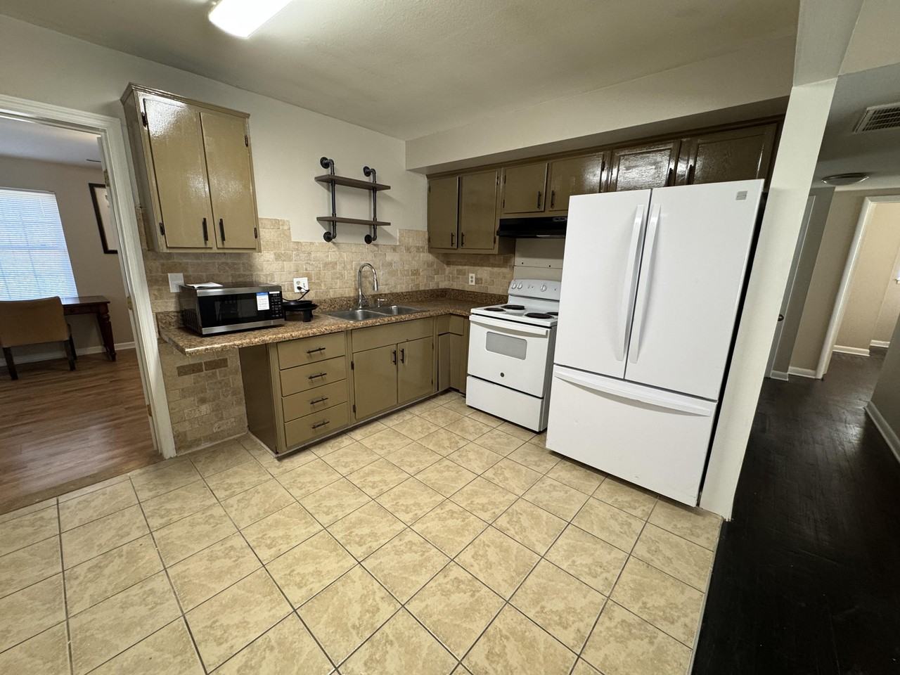 Apple Valley Dr - Photo 3 of 10