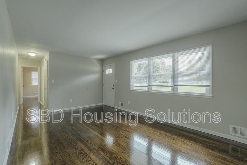 11010 E 51st St - Photo 2 of 10