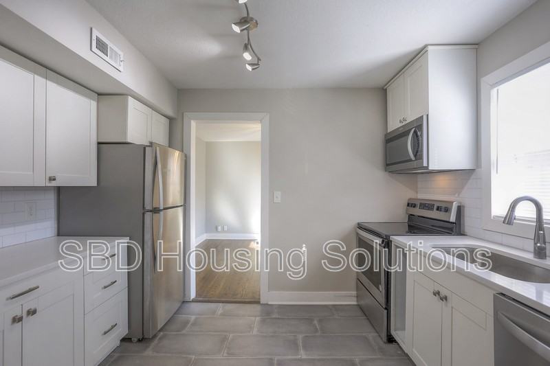 641 E Meyer Blvd - Photo 3 of 11