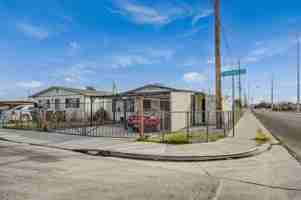 featured image of 893 W Bartlett Ave