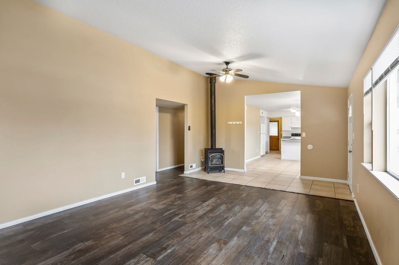 166 Se E St - Photo 6 of 25