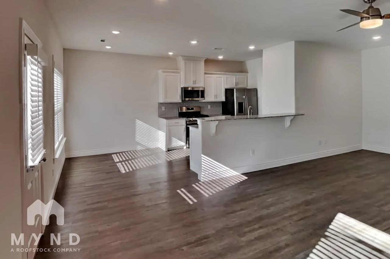 1011 Pebble Pass - Photo 2 of 23