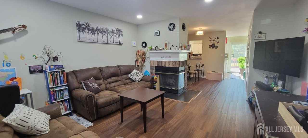 27 Keith Ct - Photo 3 of 26