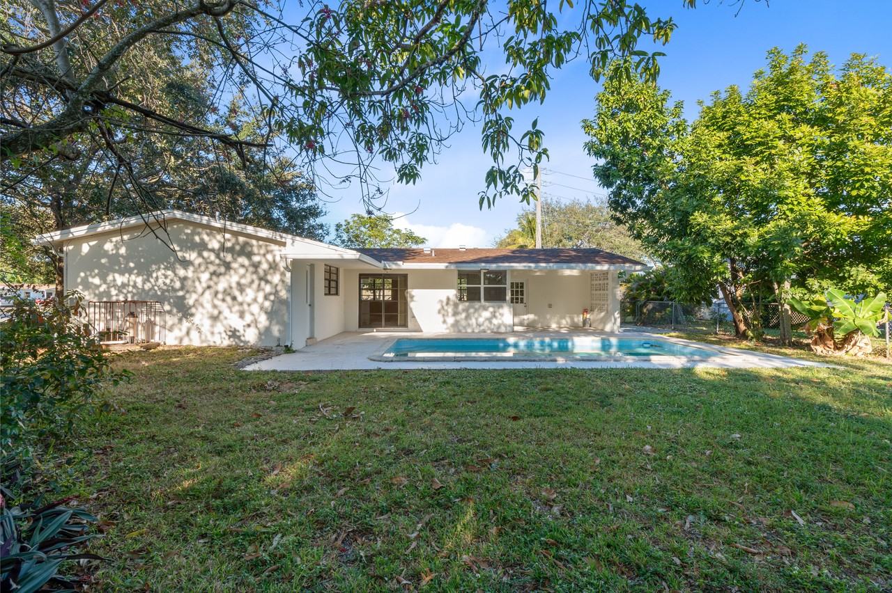 2208 Northwest 63rd Avenue - Photo 4 of 25