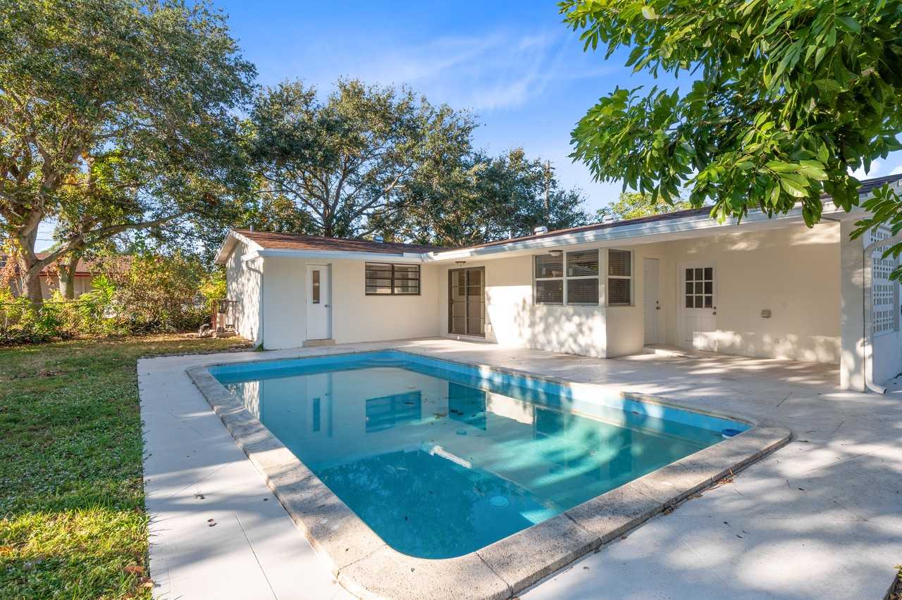 2208 Northwest 63rd Avenue - Photo 5 of 25