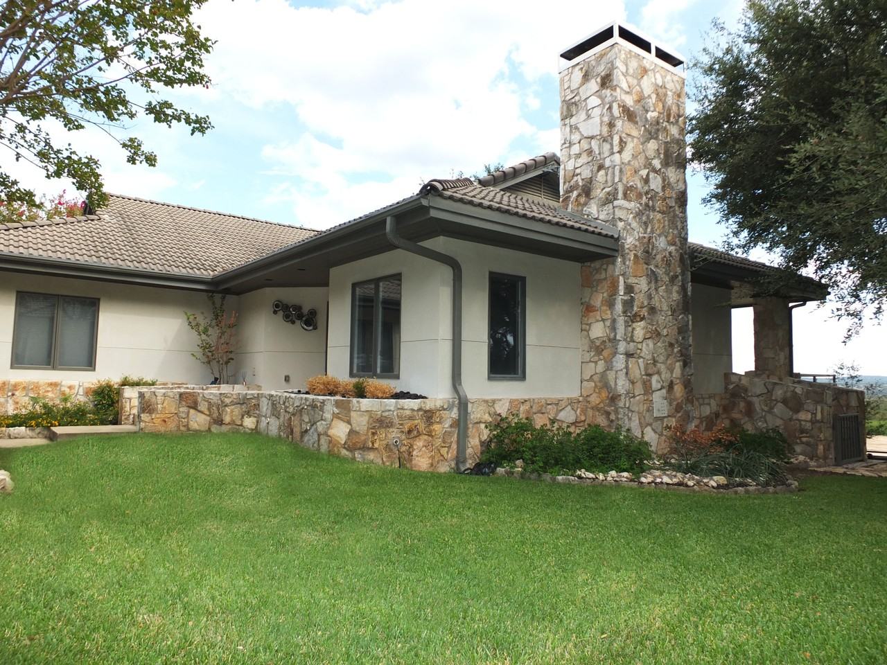 1713 Clubhouse Hill Dr #NA - Photo 3 of 21