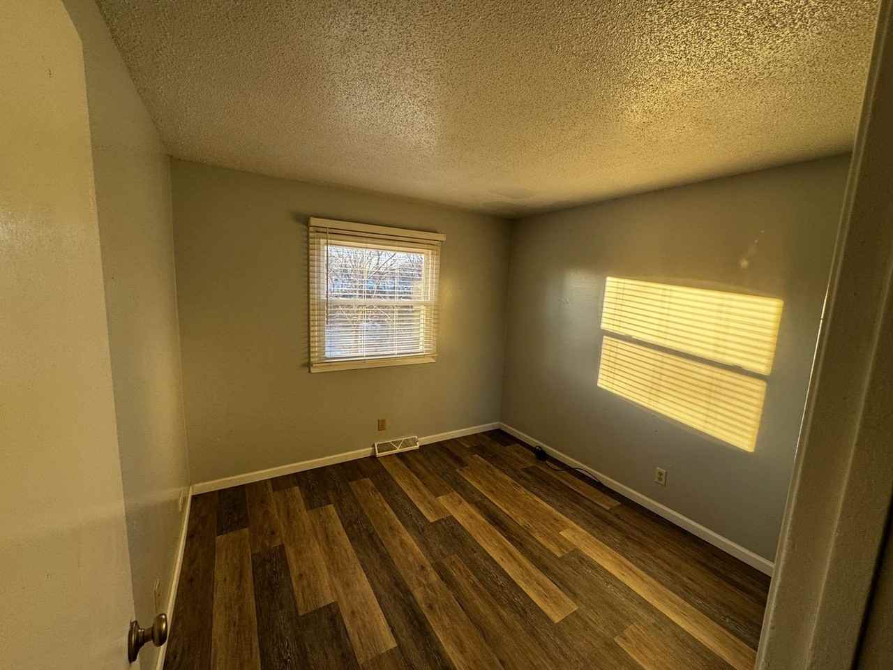 702 30th St - Photo 7 of 24