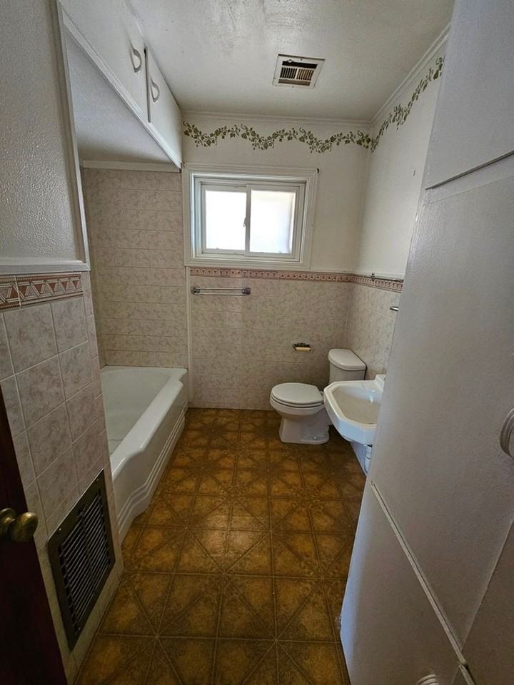 1308 8th St - Photo 2 of 8