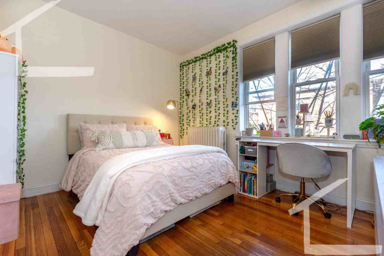 48 Egmont St