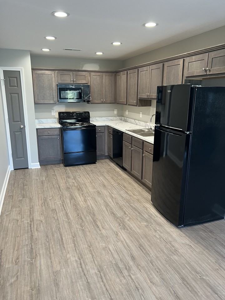 102 E Otis Cir - Photo 3 of 9