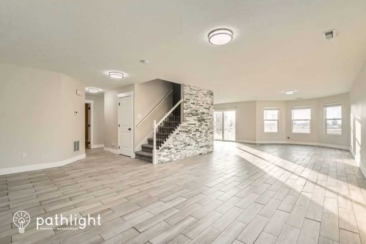 2483 N 575 W - Photo 3 of 32