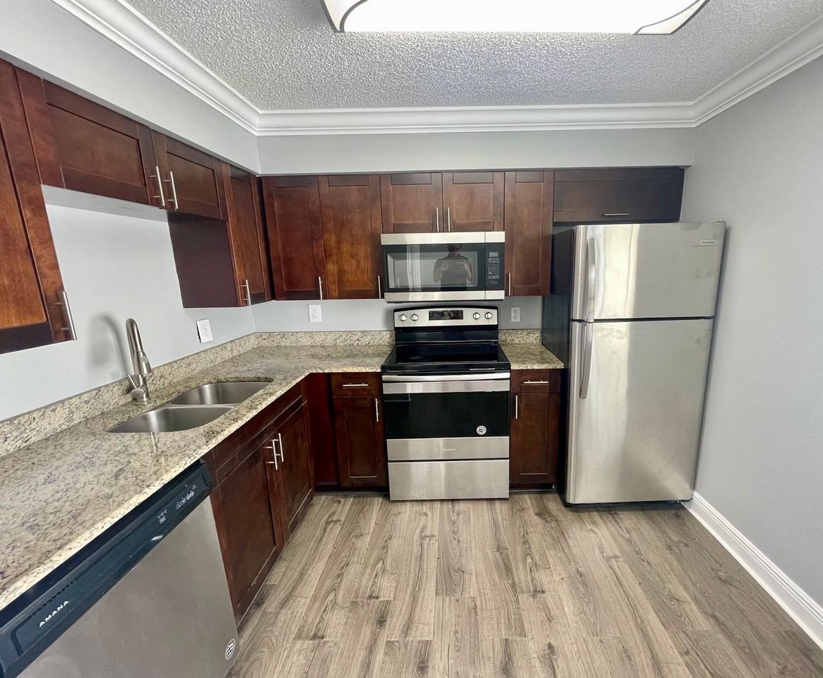 910 Alicia Ave Apt 4a #4A - Photo 2 of 15