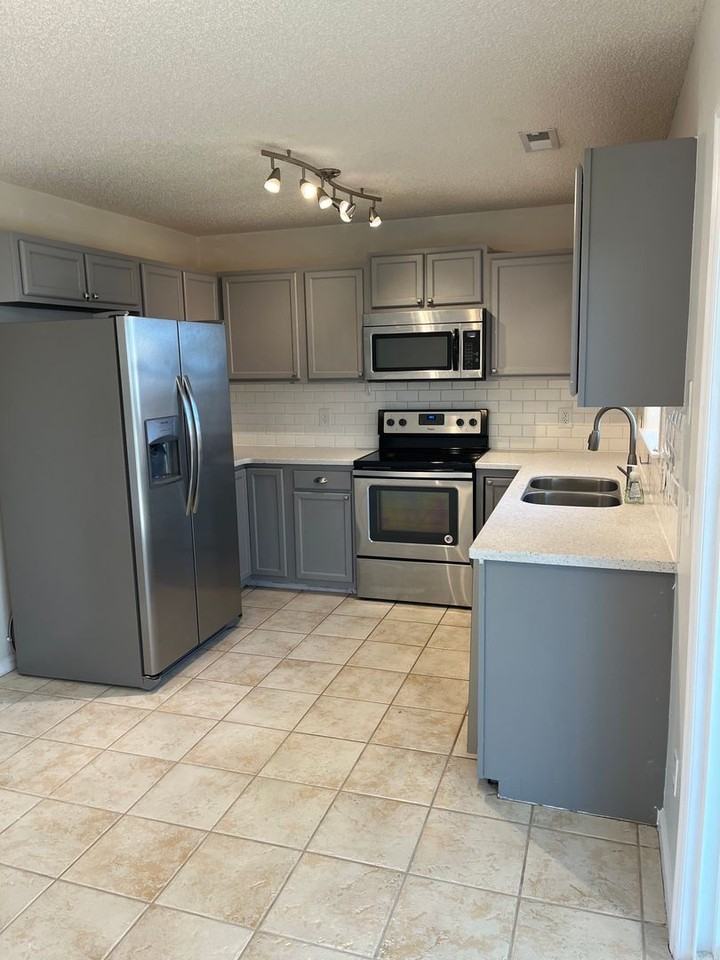 2613 Hastings Dr - Photo 3 of 22