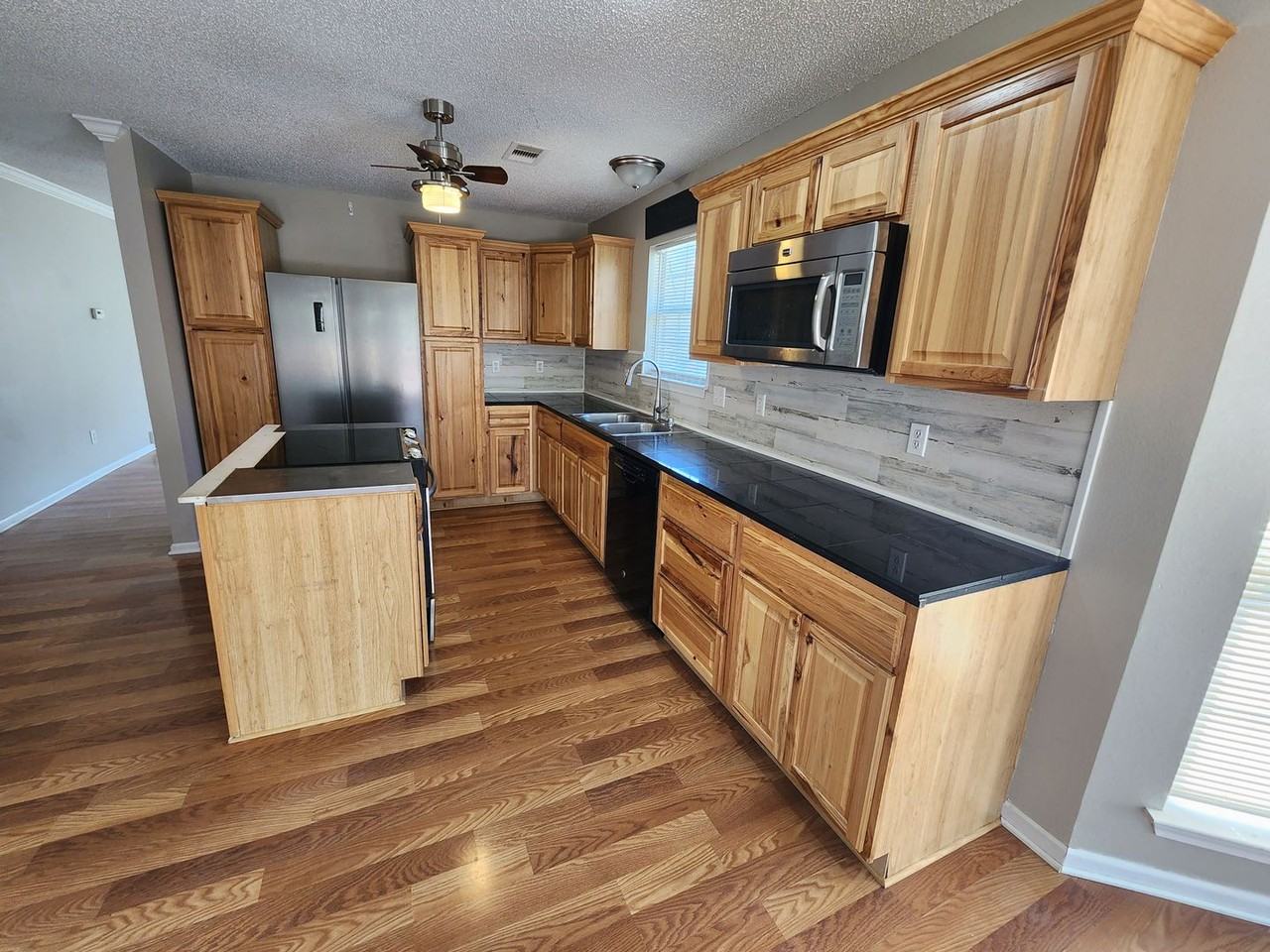 902 Pheasant Cv - Photo 3 of 14