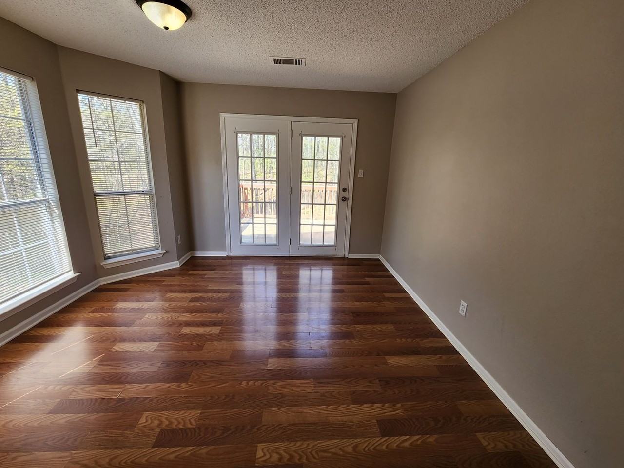 902 Pheasant Cv - Photo 4 of 14