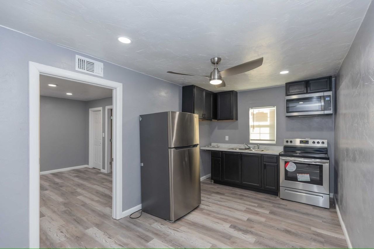 203 S Kentucky St - Photo 3 of 22