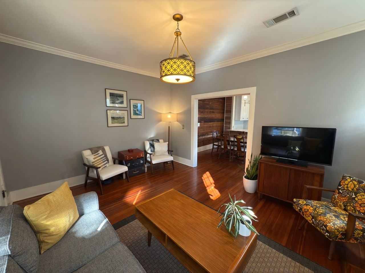 1033 Camelia Ave - Photo 5 of 18