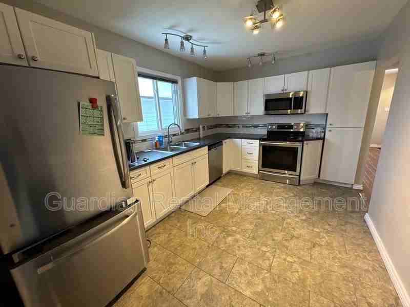 478 Mary St E - Photo 2 of 13