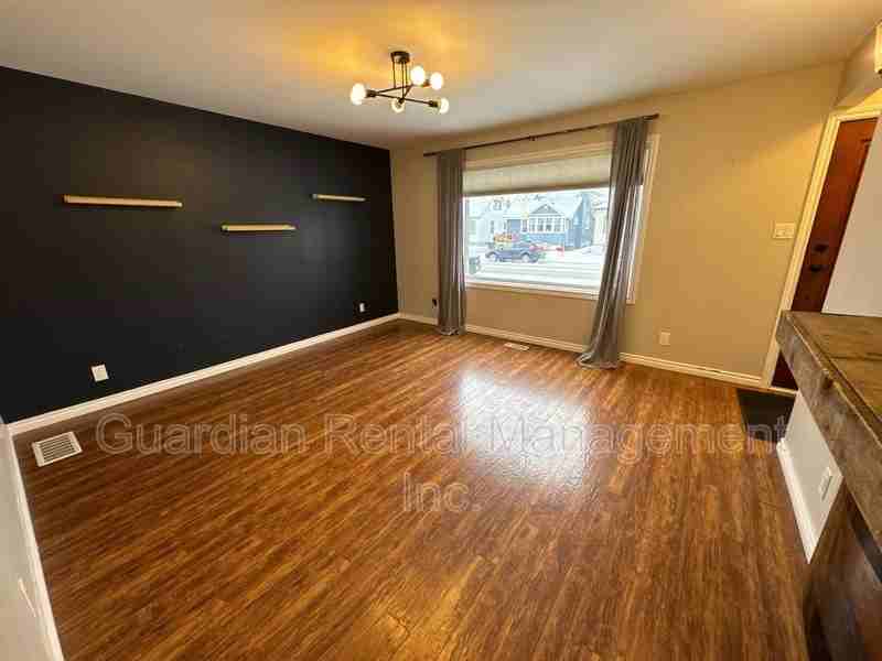 478 Mary St E - Photo 3 of 13