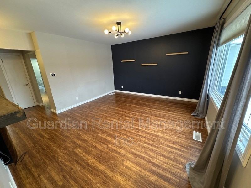 478 Mary St E - Photo 4 of 13