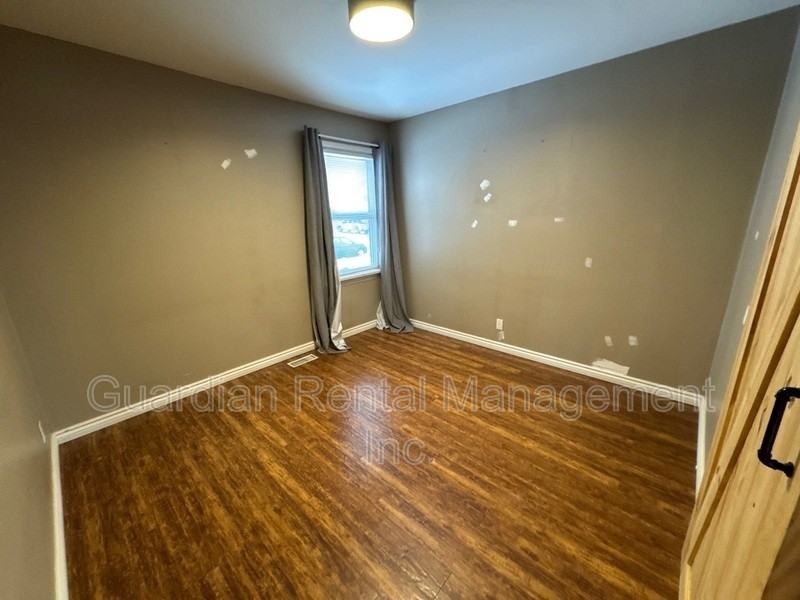 478 Mary St E - Photo 5 of 13