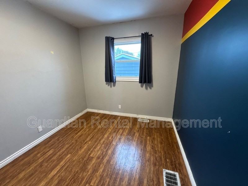 478 Mary St E - Photo 6 of 13