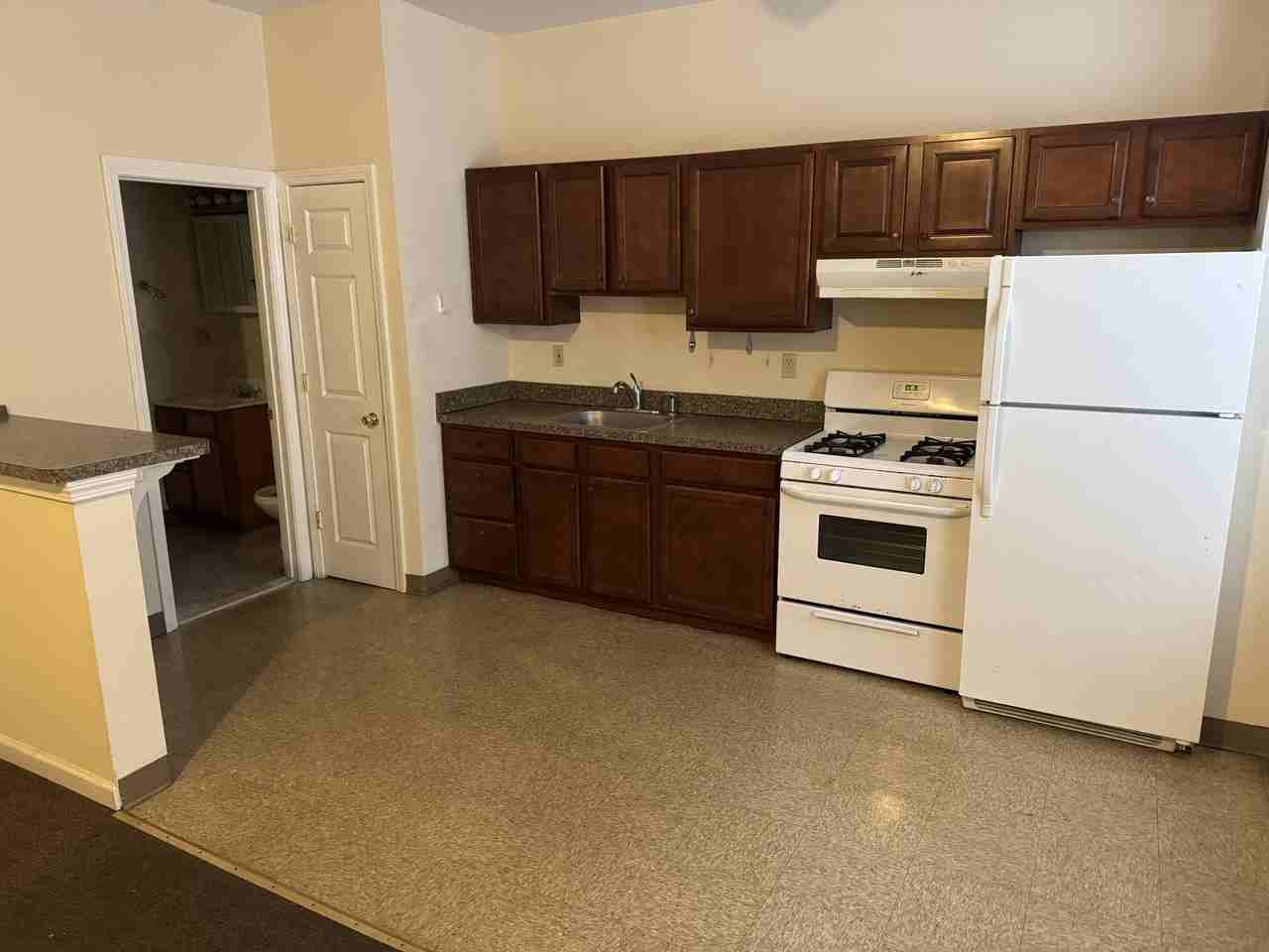 985 Bank Street - Photo 2 of 8