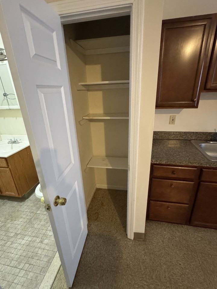 985 Bank Street - Photo 3 of 8