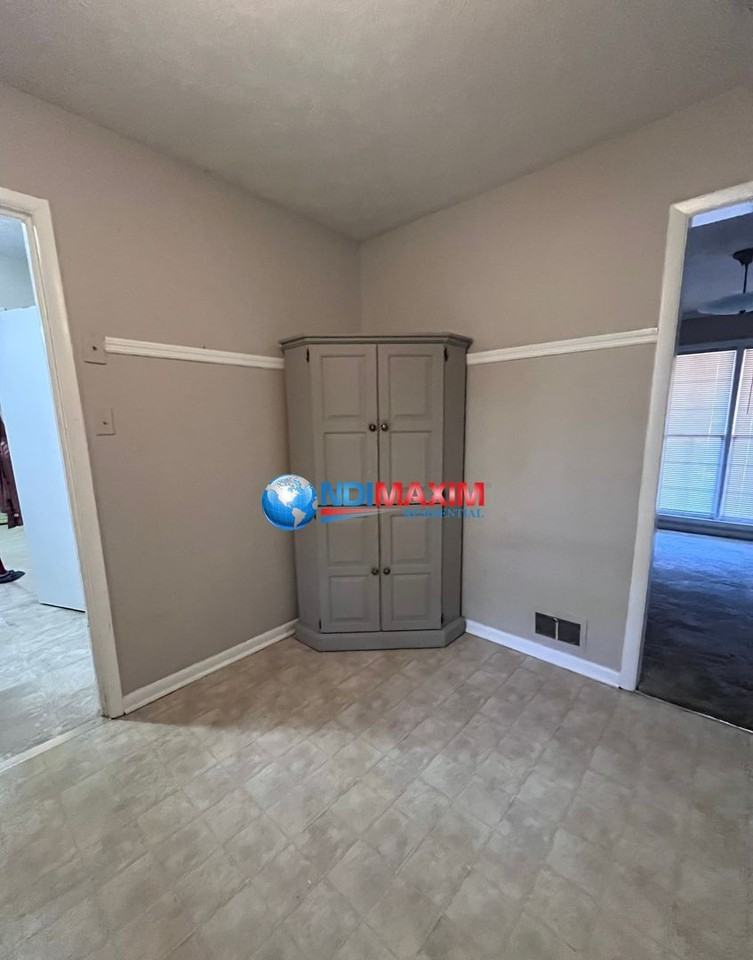 2082 Windsor Ln - Photo 3 of 15