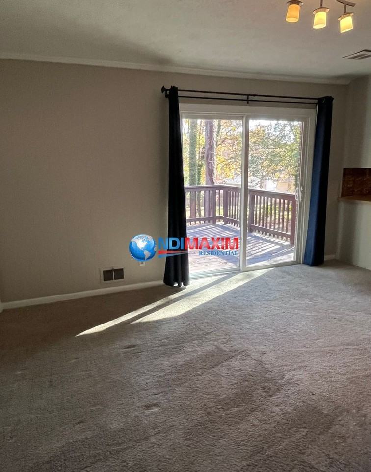 2082 Windsor Ln - Photo 4 of 15