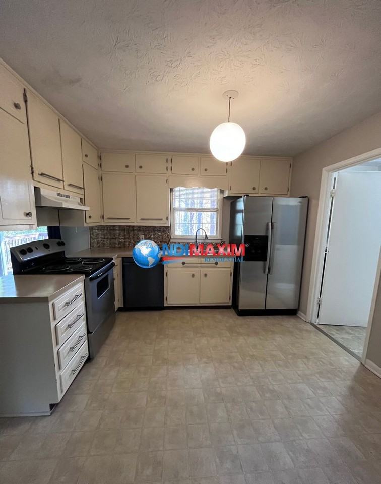 2082 Windsor Ln - Photo 5 of 15