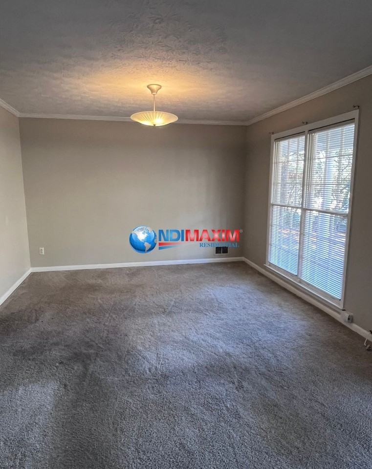 2082 Windsor Ln - Photo 6 of 15