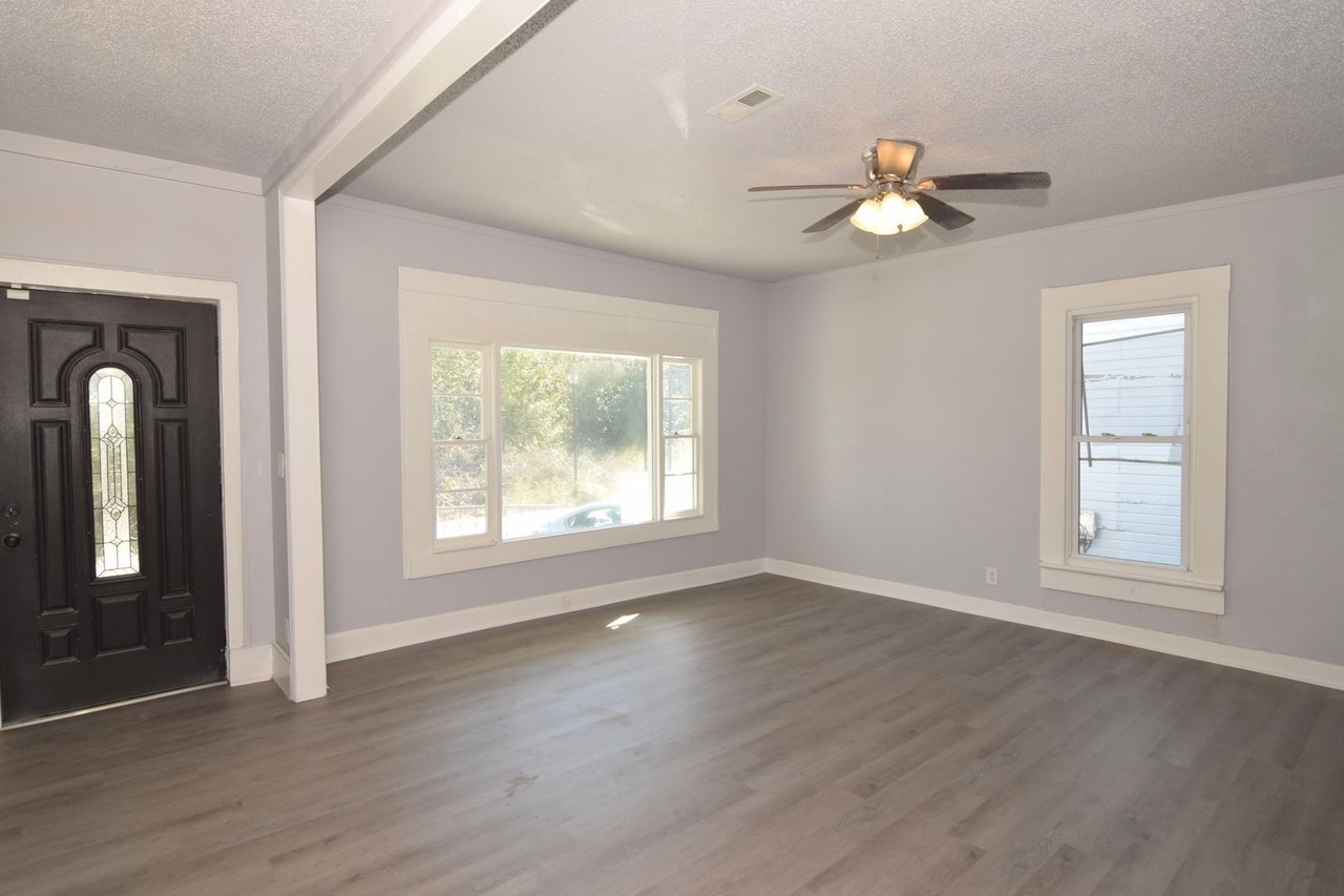 1015 8th St - Photo 2 of 17