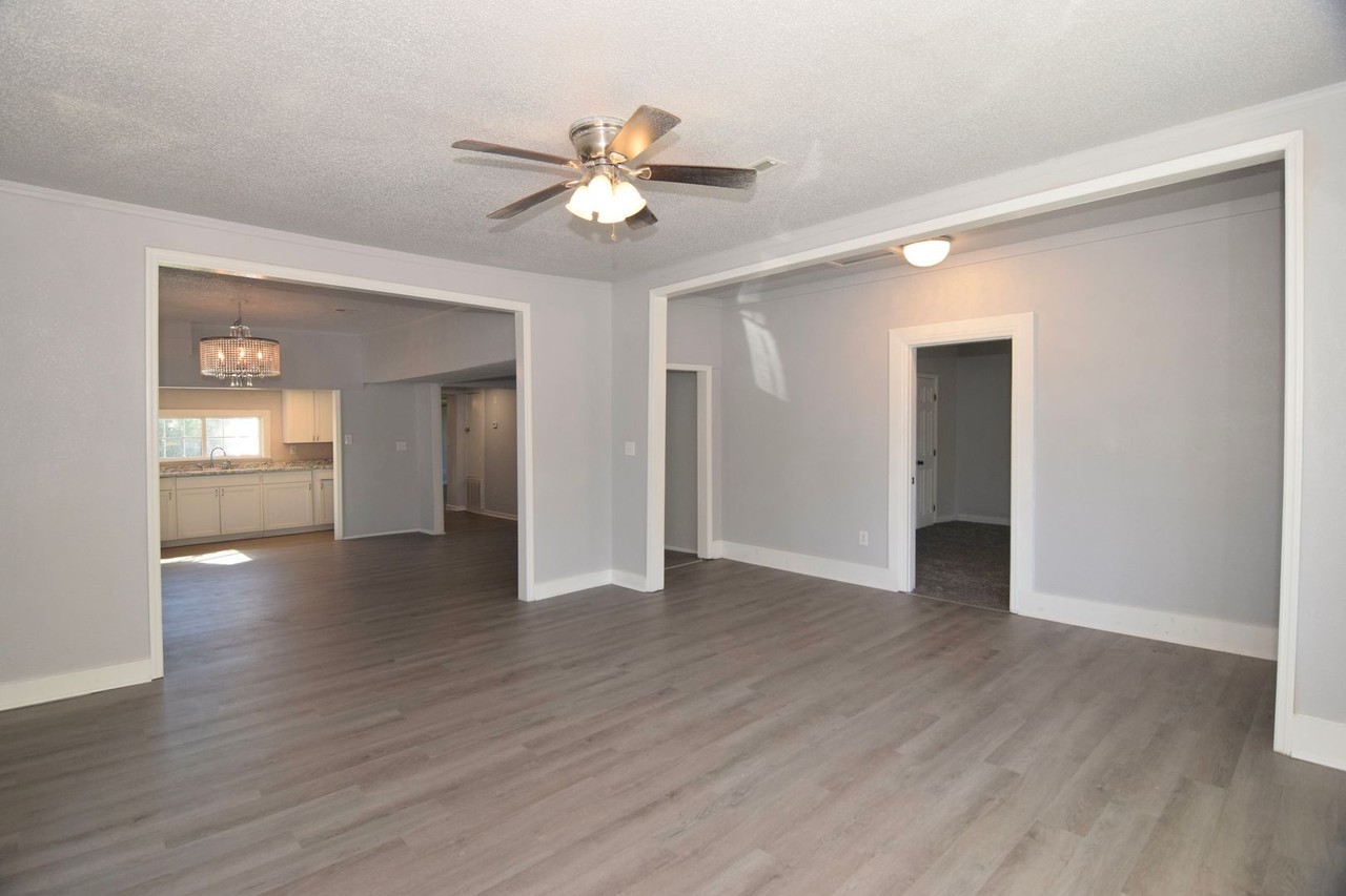 1015 8th St - Photo 3 of 17