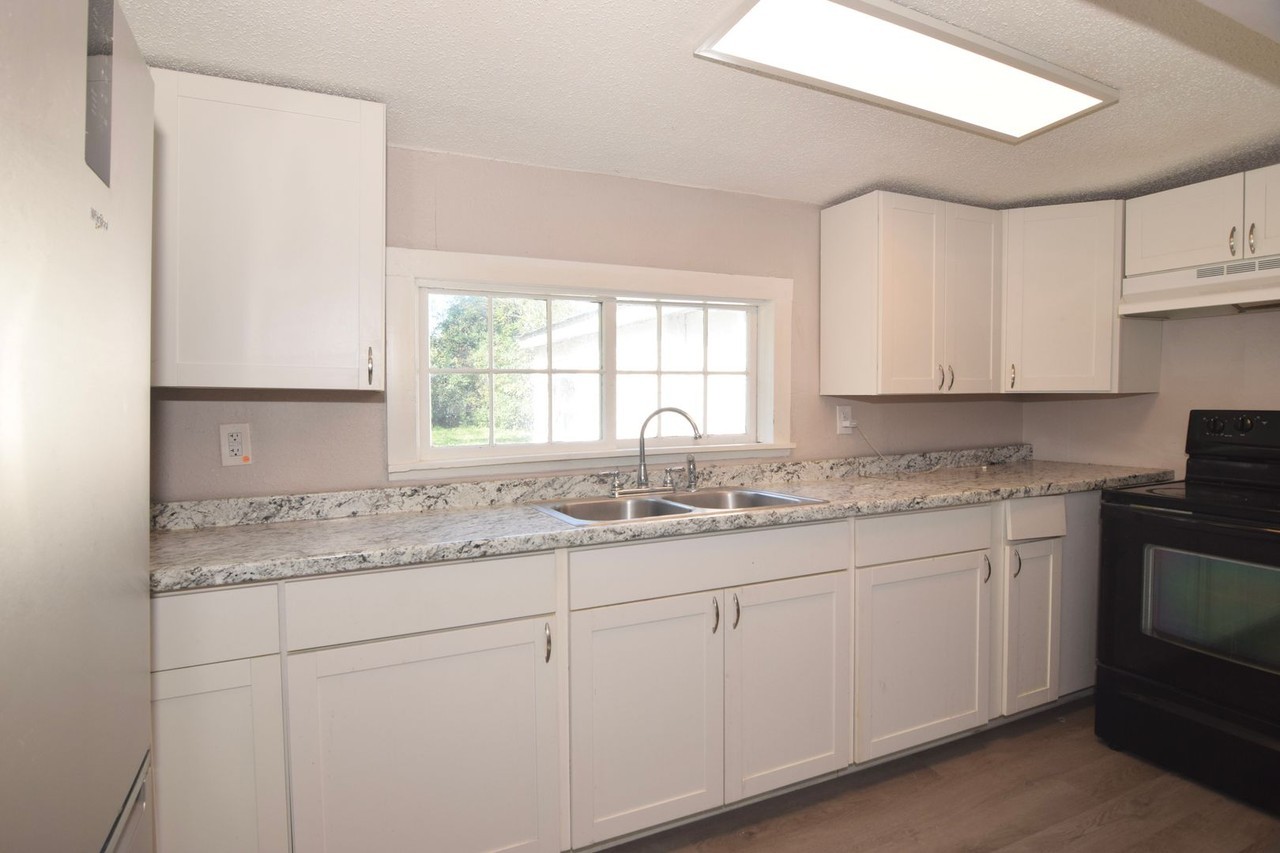 1015 8th St - Photo 6 of 17