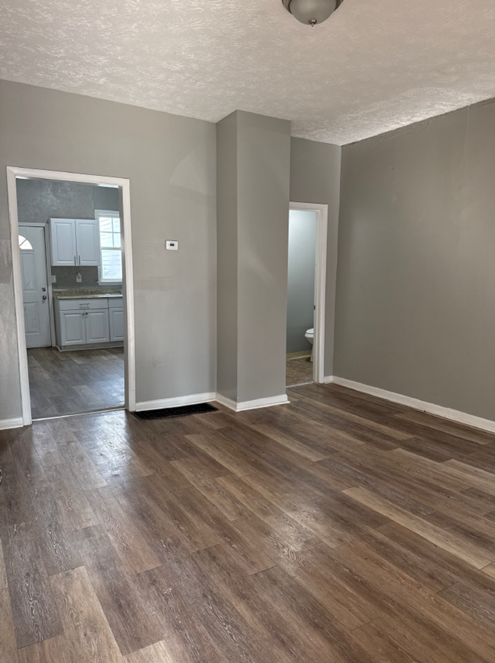 31 Bidleman St - Photo 4 of 14