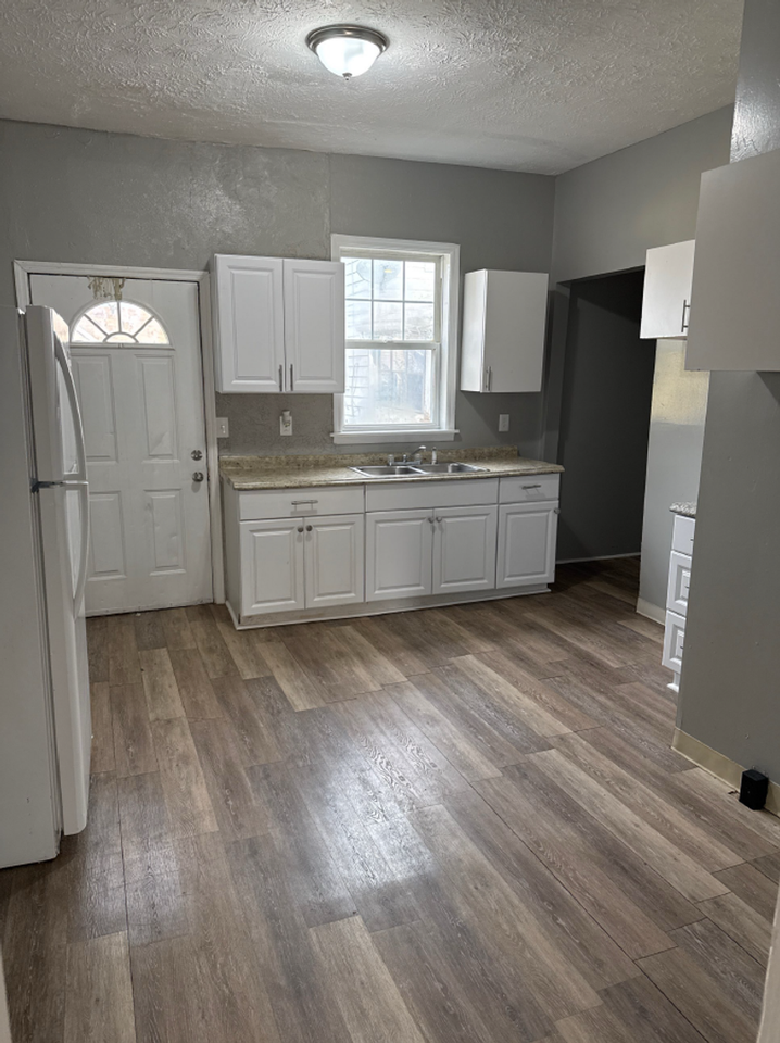 31 Bidleman St - Photo 6 of 14