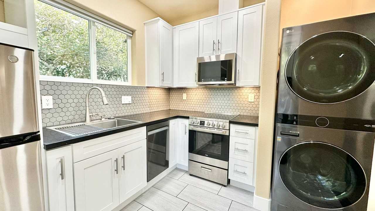 436 Crestcourt Ln - Photo 3 of 15