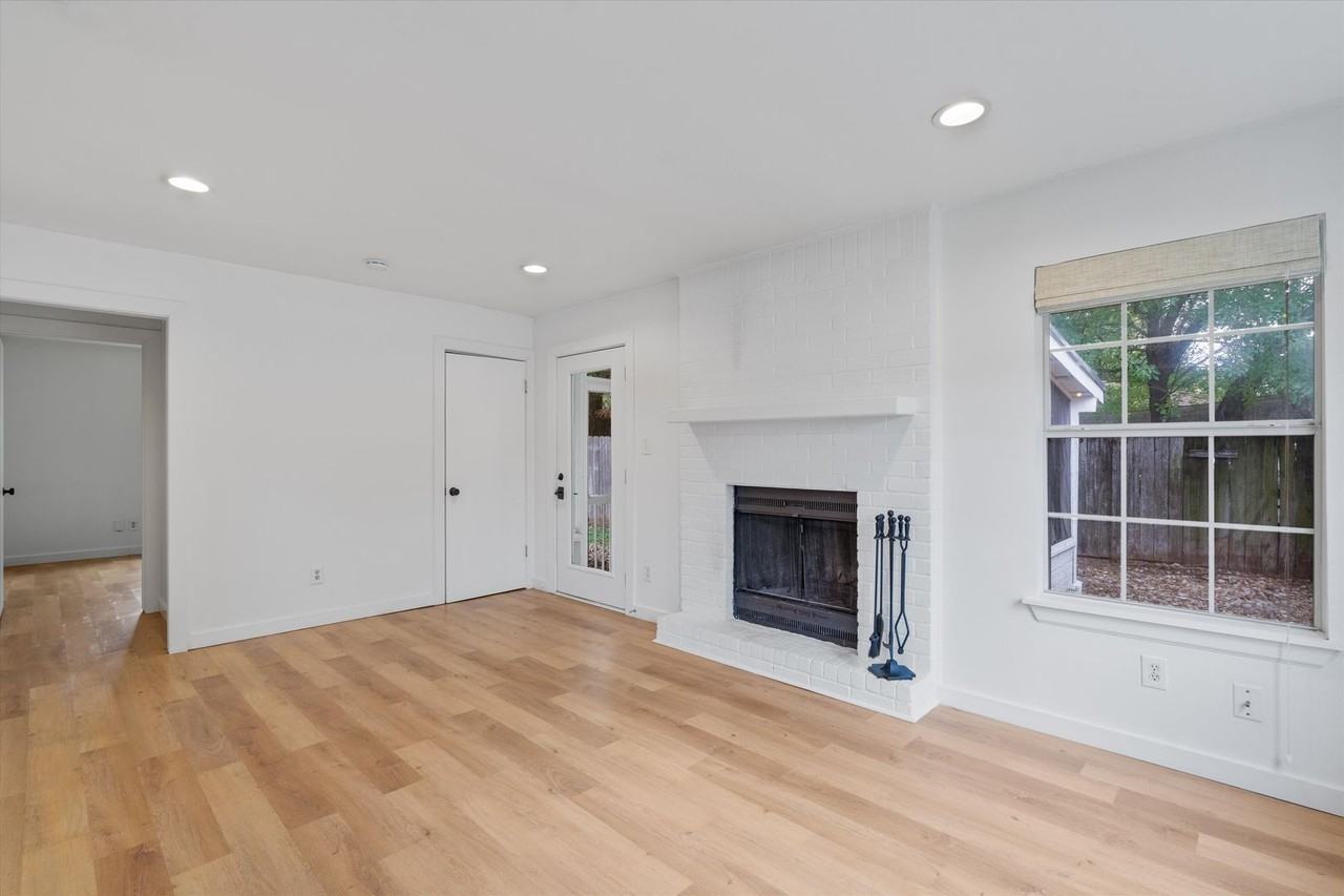 1228 Broadmoor Dr - Photo 7 of 33