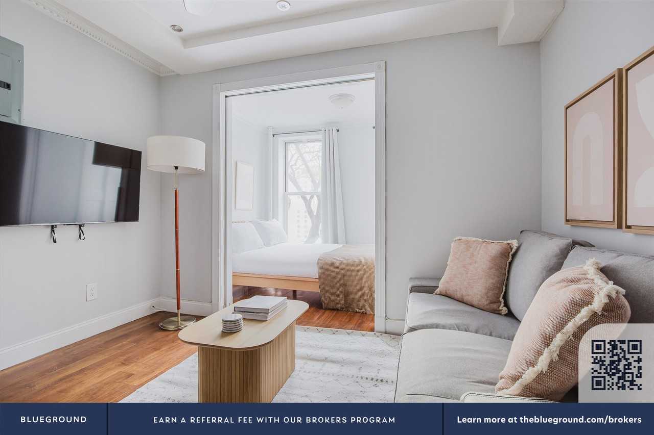 437 W 53rd St #1700 - Photo 5 of 21