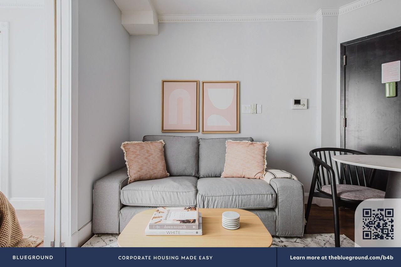 437 W 53rd St #1700 - Photo 6 of 21