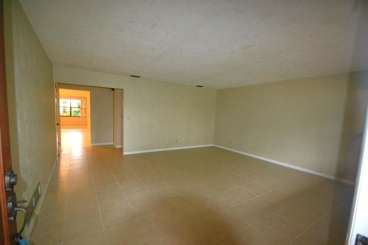 821 W River Oak Dr - Photo 3 of 18