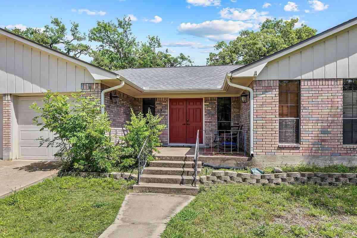 1406 Angelina Cir - Photo 2 of 25