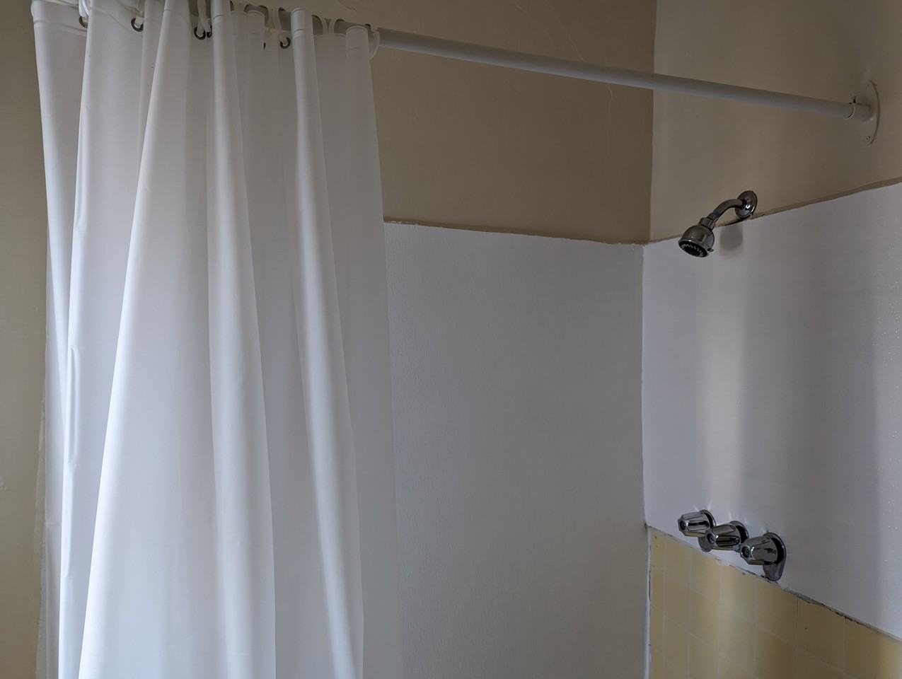 657 S Cochran Ave #203 - Photo 3 of 11