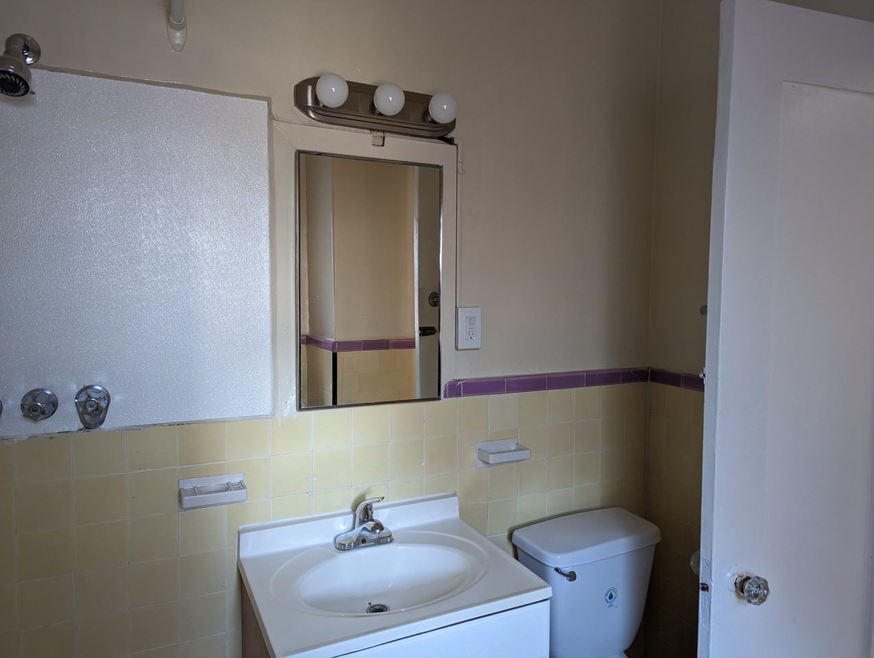 657 S Cochran Ave #203 - Photo 4 of 11