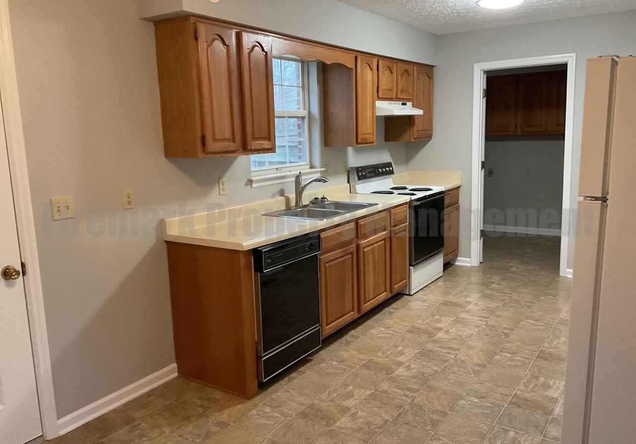 171 Hayfield Cir - Photo 3 of 11