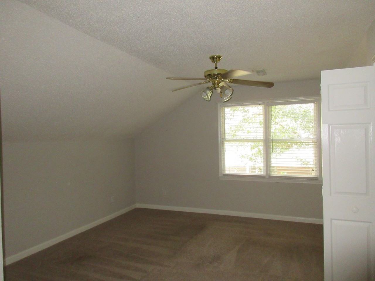 885 Grimble Ct - Photo 3 of 7