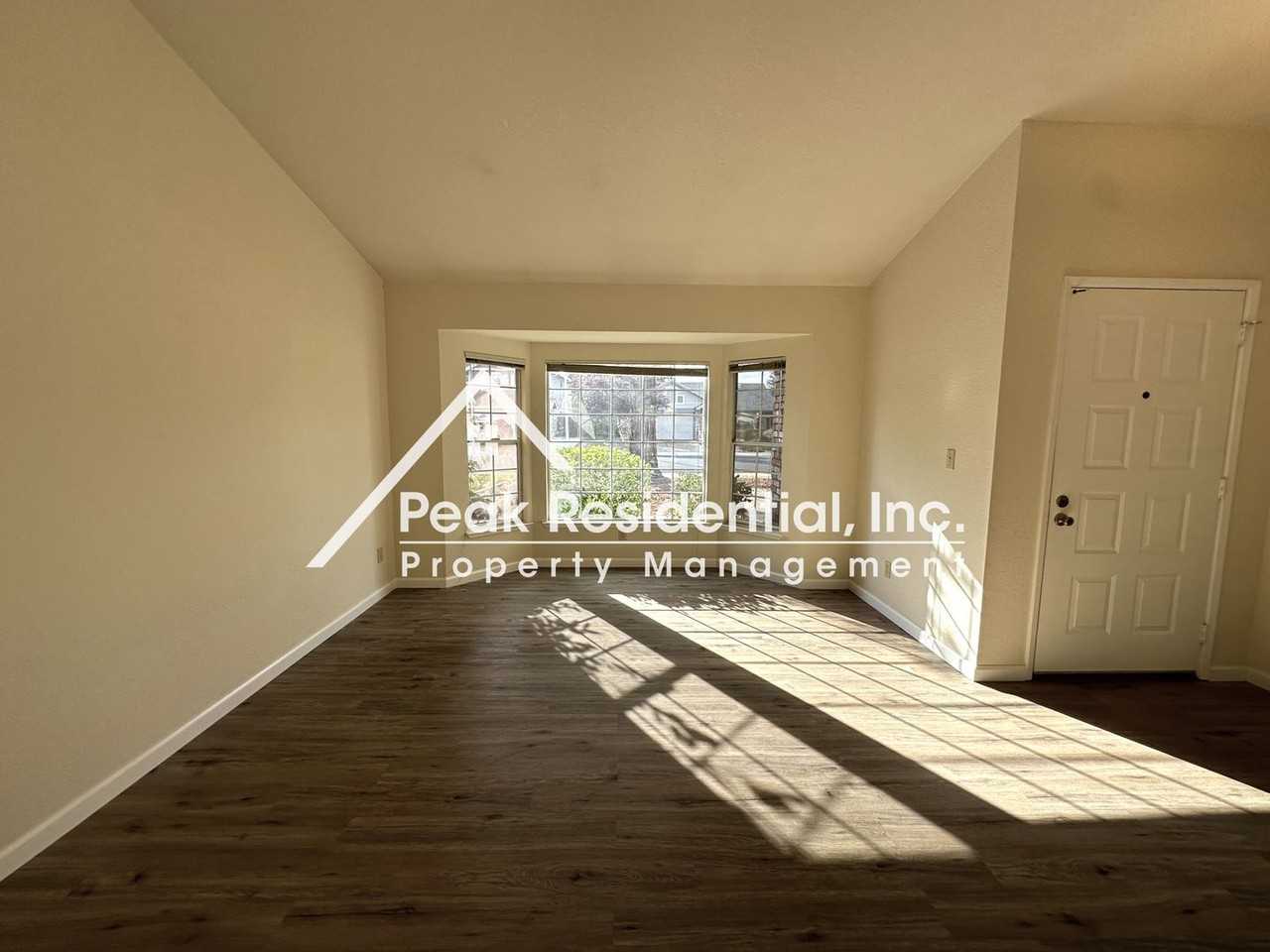 1448 Deerfield Cir - Photo 3 of 33